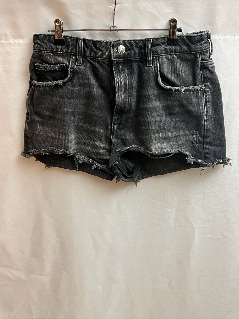 Zara Women’s Black Distressed Denim Cutoff Shorts High Rise Size 8
